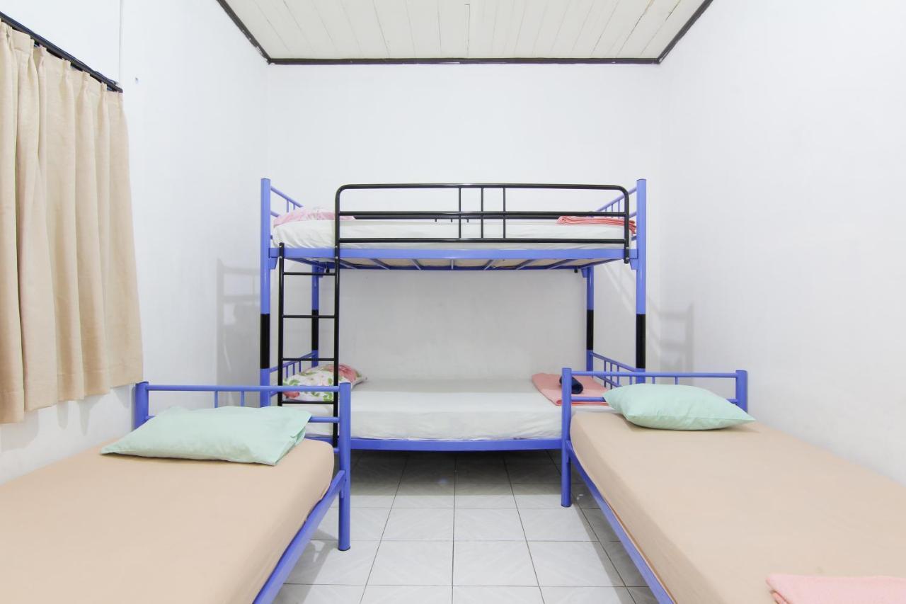 Arjuna Hostel Semarang Esterno foto