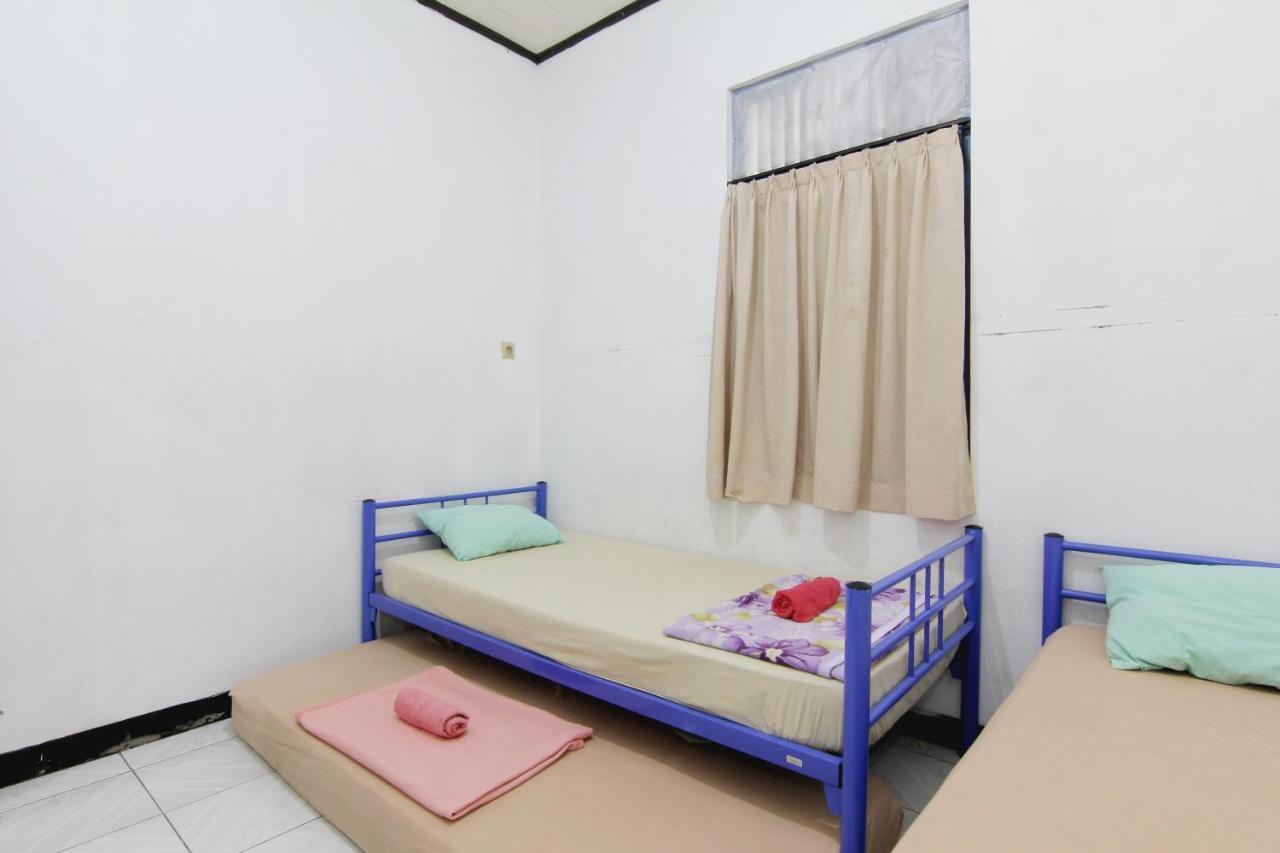 Arjuna Hostel Semarang Esterno foto