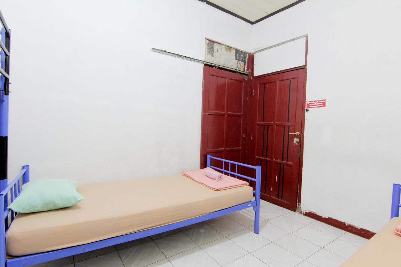 Arjuna Hostel Semarang Esterno foto