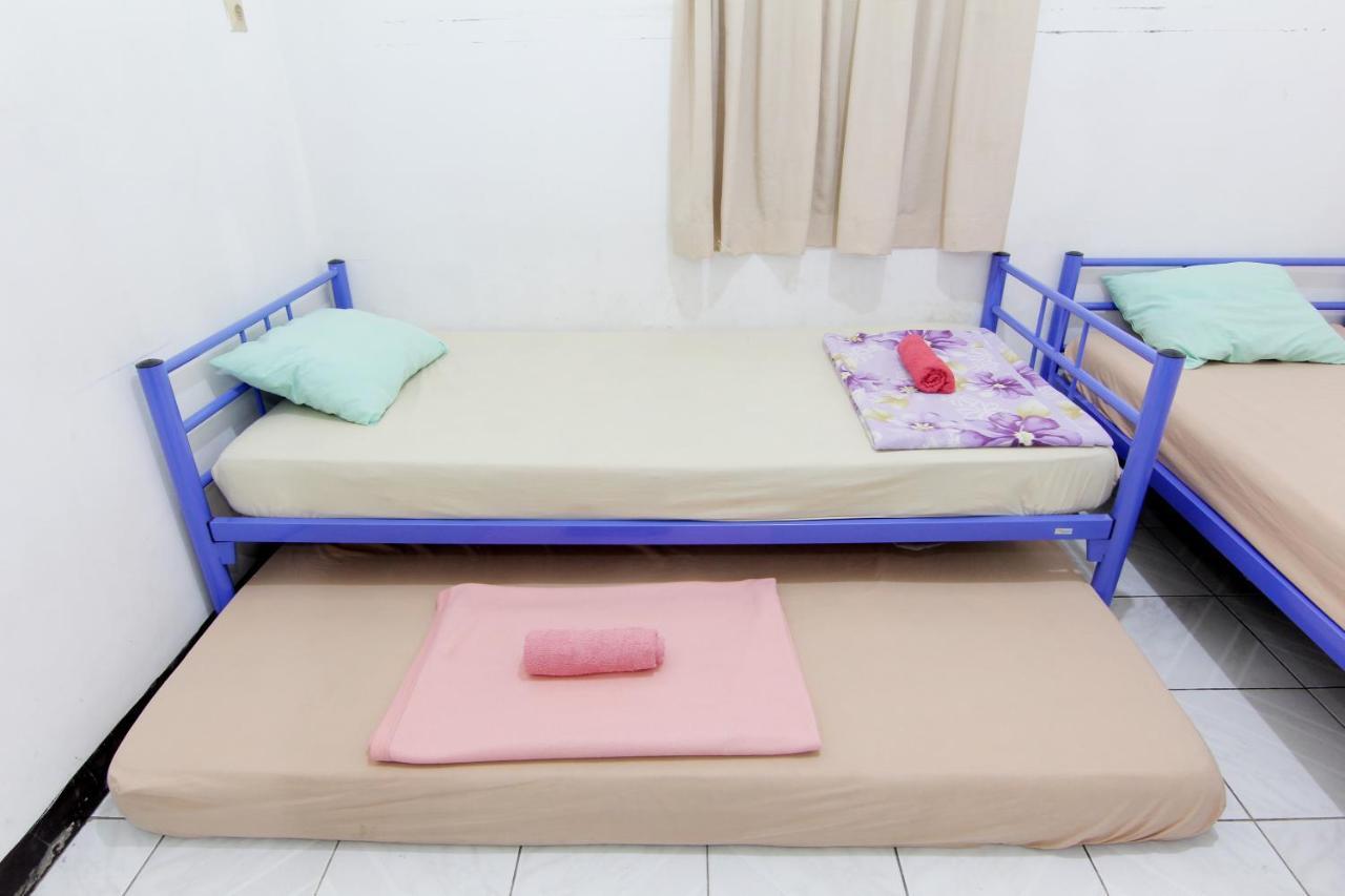 Arjuna Hostel Semarang Esterno foto